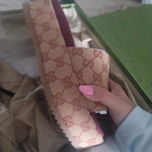 Brand new woman's original GG slide sandal 100% Authentic item come with receipt - Picture 3 of 5